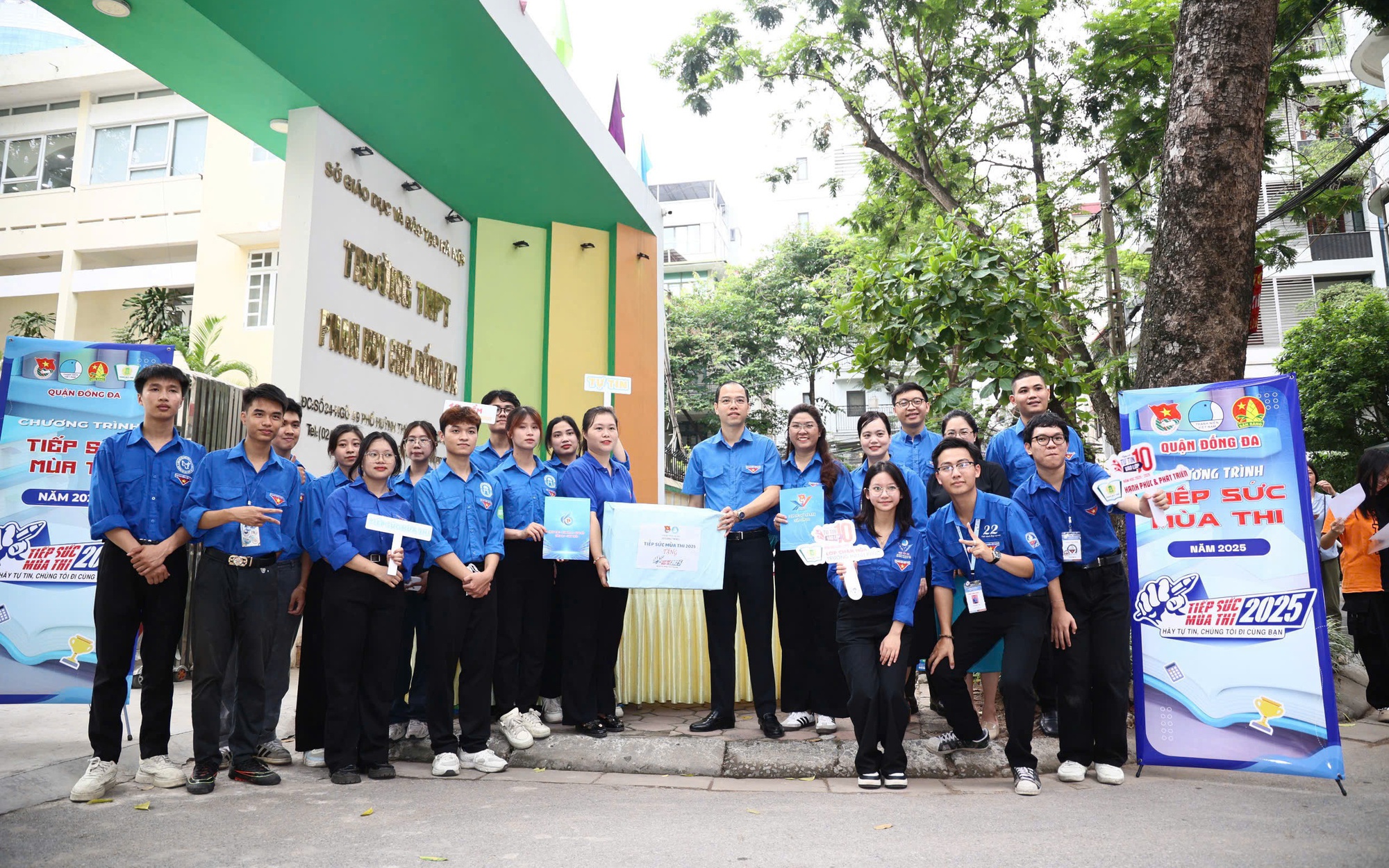 Phó Bí thư Thành đoàn, Chủ tịch Hội Sinh viên Việt Nam Thành phố Nguyễn Tiến Hưng thăm, tặng quà đội hình tình nguyện tại Trường THPT Phan Huy Chú (quận Đống Đa)