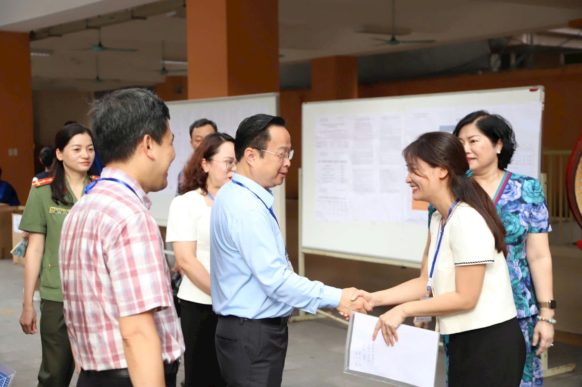 Ban Chỉ đạo thi, tuyển sinh thành phố Hà Nội động viên cán bộ coi thi, thí sinh tại điểm thi vào lớp 10 THPT- Ảnh 3.