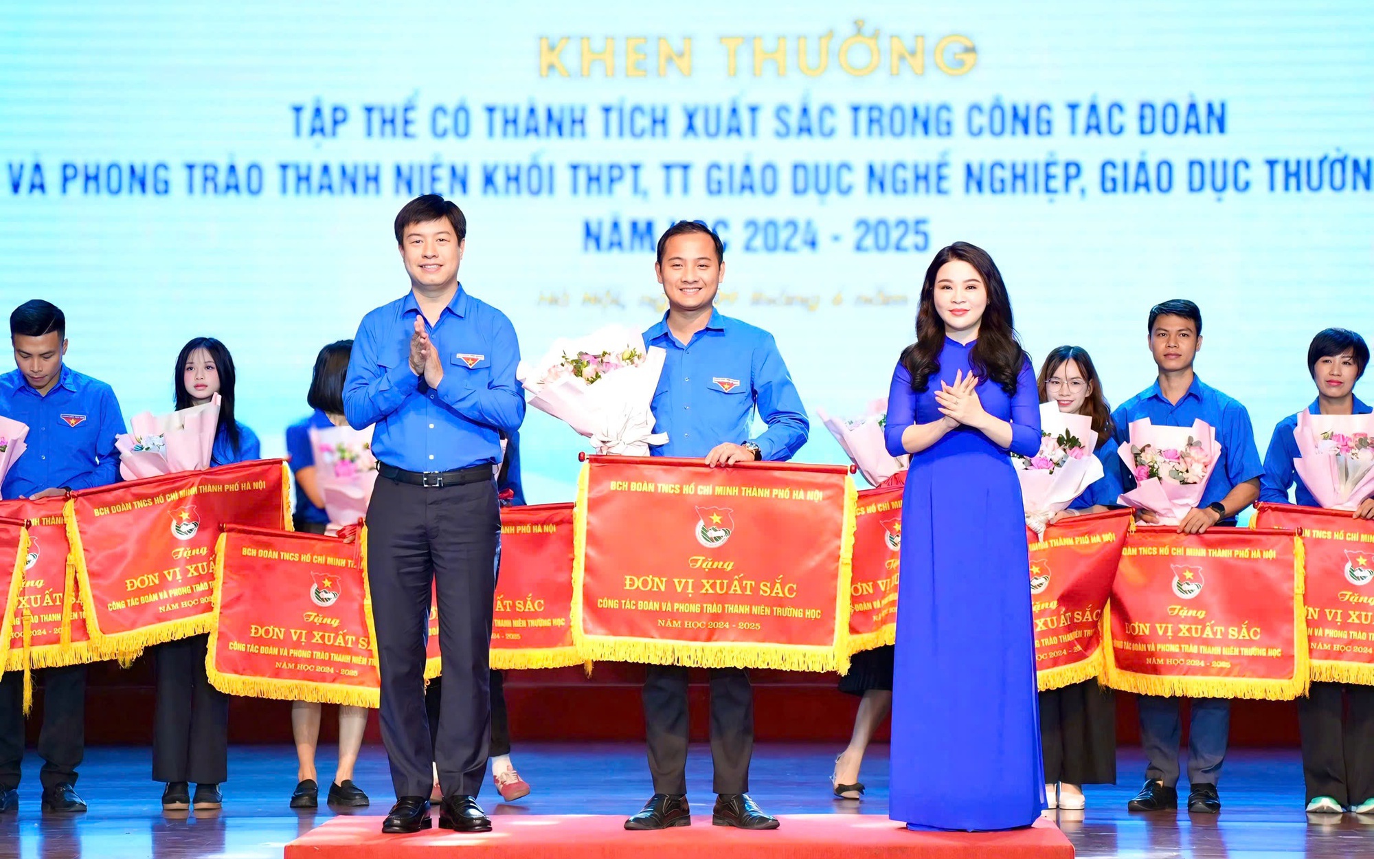 Đồng chí Lê Hải Long và đồng chí Chu Hồng Minh trao khen thưởng tập thể có thành tích xuất sắc trong công tác Đoàn, phong trào thanh niên khối THPT, Trung tâm Giáo dục nghề nghiệp, giáo dục thường xuyên