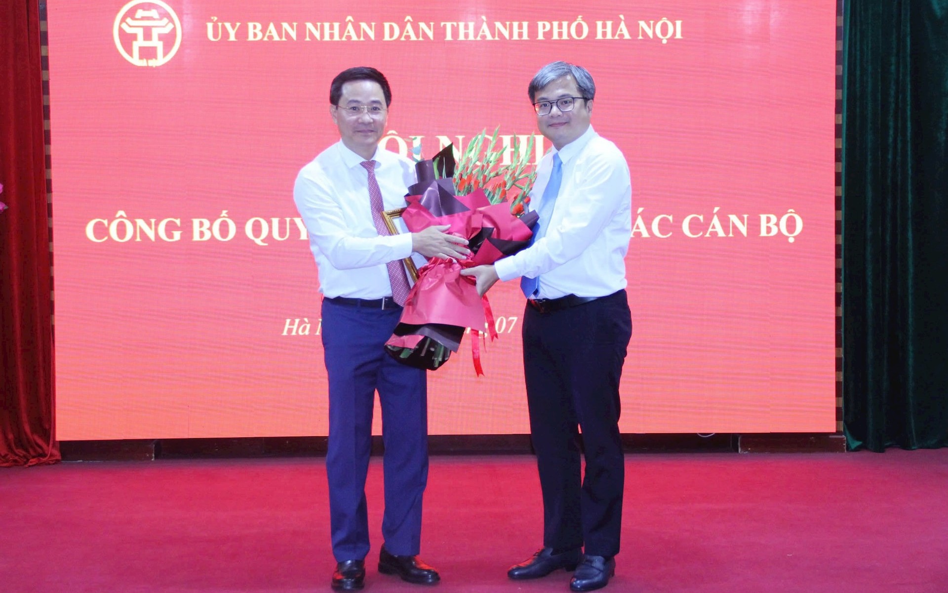 Phó Chủ tịch UBND Thành phố Trương Việt Dũng trao Quyết định bổ nhiệm và tặng hoa tân Giám đốc Sở Khoa học và Công nghệ thành phố Hà Nội Trần Anh Tuấn