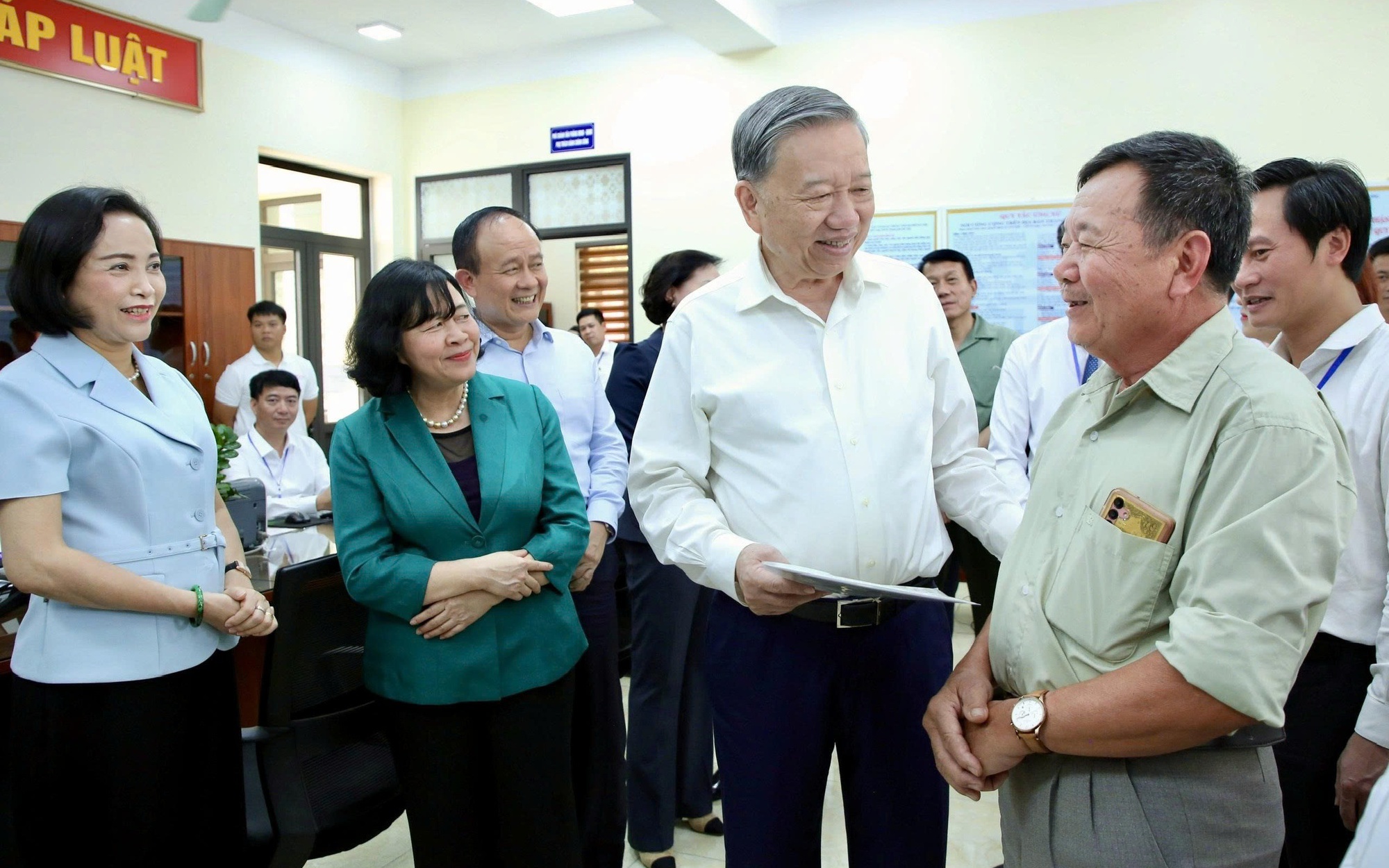 Tổng Bí thư Tô Lâm trò chuyện với người dân xã Phúc Thịnh