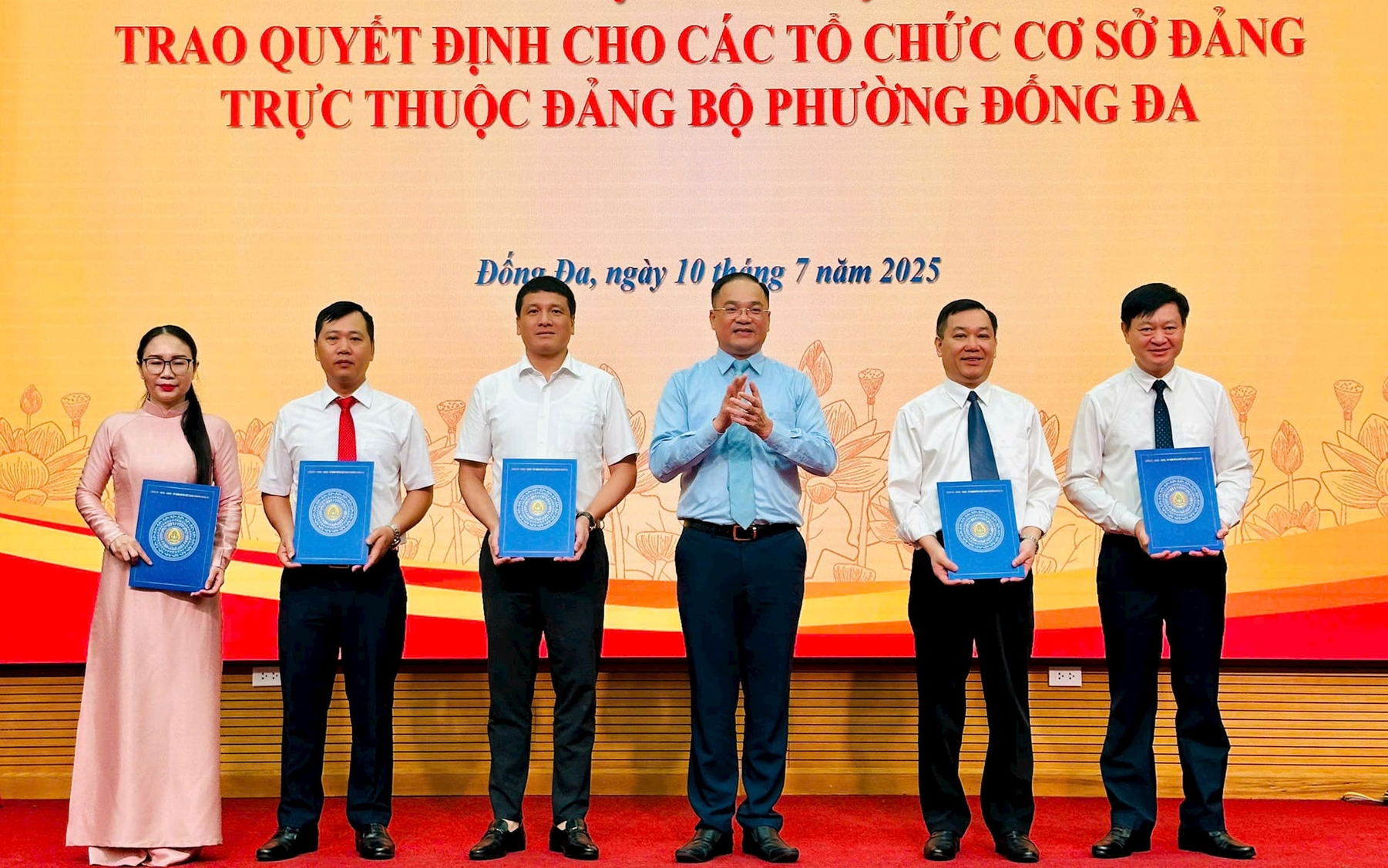 Bí thư Đảng ủy, Chủ tịch HĐND phường Đống Đa Nguyễn Ngọc Việt trao quyết định cho các tổ chức cơ sở Đảng