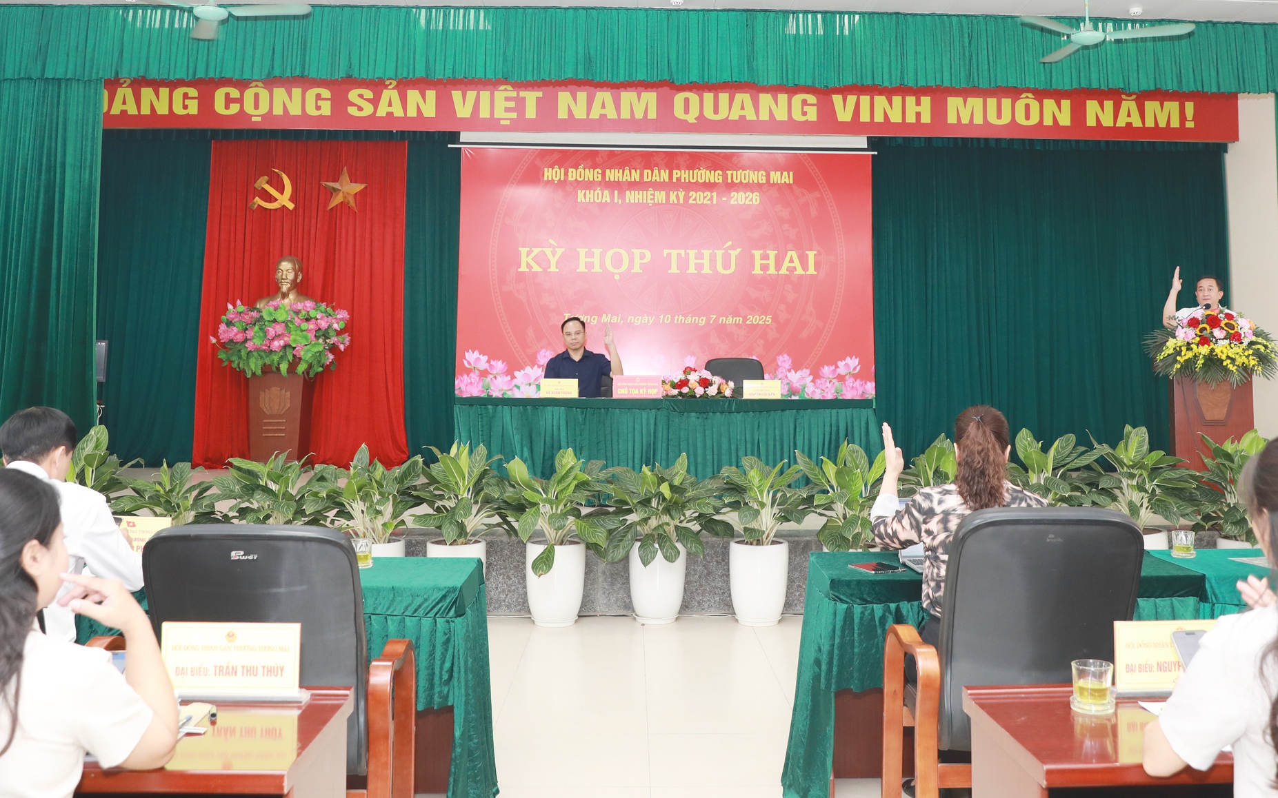 Các đại biểu HĐND phường Tương Mai biểu quyết thông qua nghị quyết