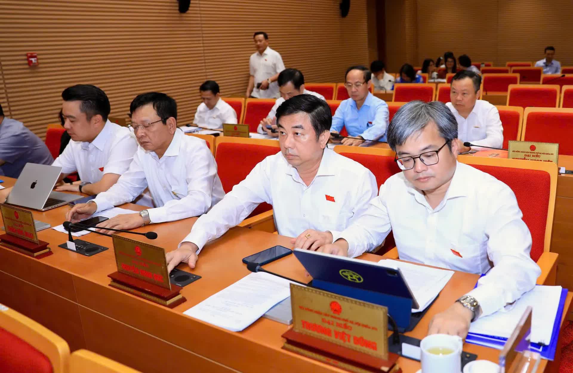 Thông qua Nghị quyết xét tặng Kỷ niệm chương “Vì sự nghiệp xây dựng, bảo vệ và phát triển Thủ đô Hà Nội”- Ảnh 2.