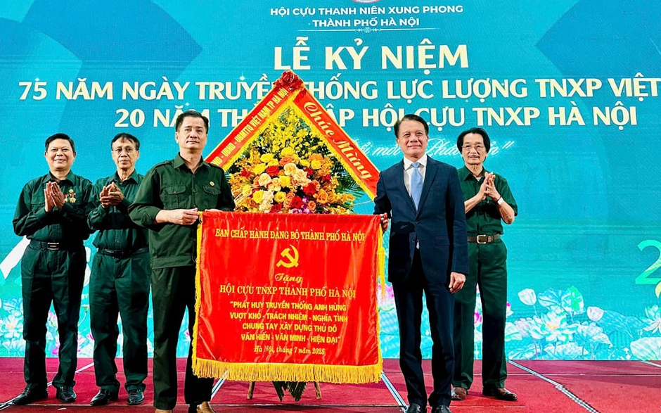 Chủ nhiệm Ủy ban Kiểm tra Thành ủy Hà Nội Hoàng Trọng Quyết trao tặng Hội Cựu TNXP thành phố Hà Nội bức trướng