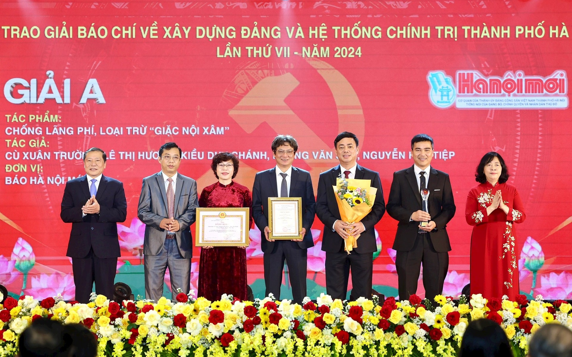 Ủy viên Bộ Chính trị, Bí thư Thành ủy Hà Nội Bùi Thị Minh Hoài và Ủy viên Trung ương Đảng, Phó Trưởng ban Thường trực Ban Tuyên giáo và Dân vận Trung ương Lại Xuân Môn trao Giải A cho nhóm tác giả của Báo Hànộimới