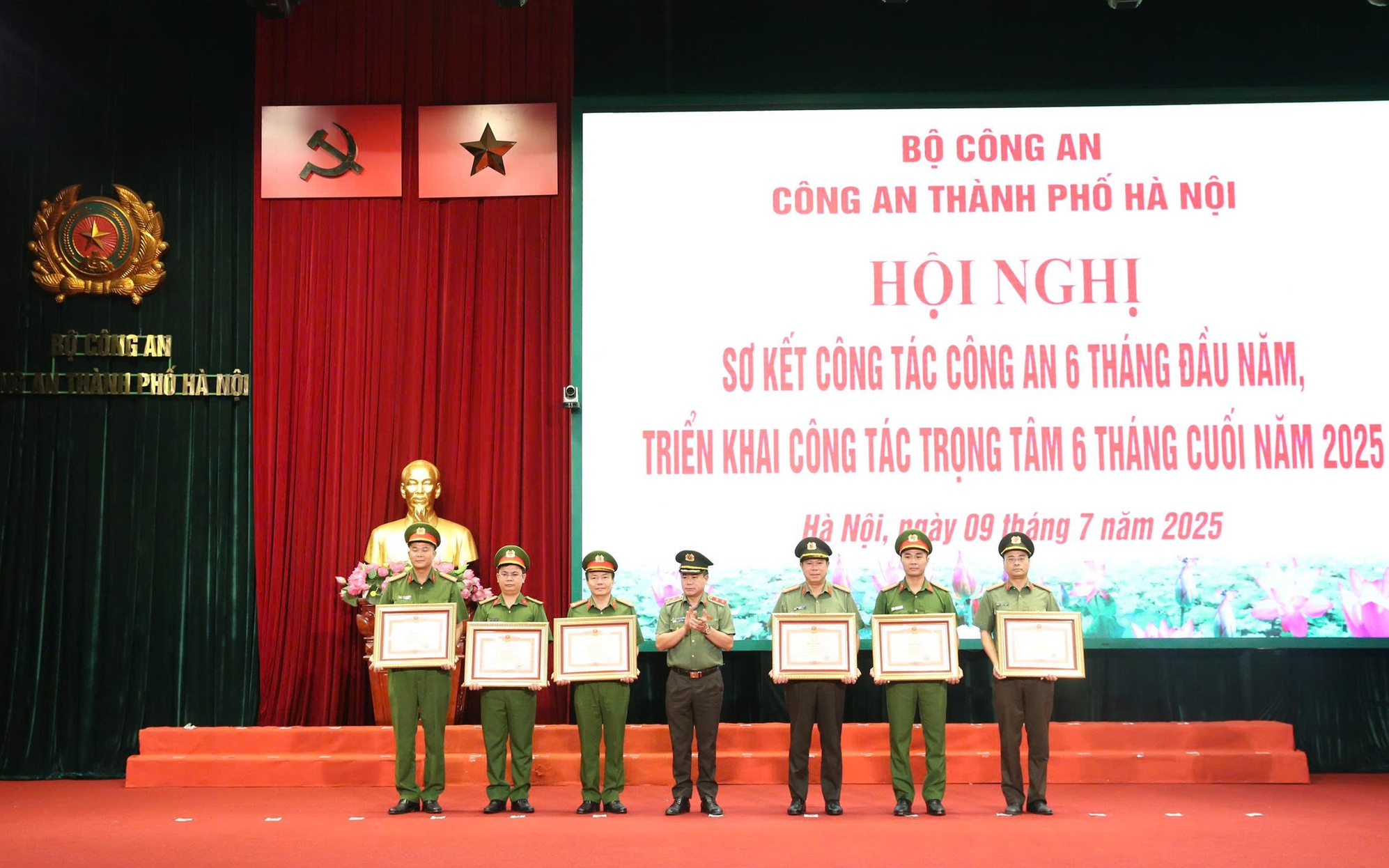 Trung tướng Nguyễn Thanh Tùng trao Bằng khen của Thủ tướng Chính phủ cho các cá nhân có thành tích xuất sắc