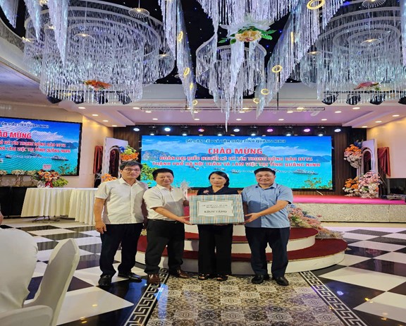 Đoàn đại biểu Người có uy tín trong đồng bào dân tộc thiểu số thành phố Hà Nội đi học tập kinh nghiệm công tác dân tộc, tôn giáo, cải cách hành chính trong lĩnh vực công tác dân tộc, tôn giáo tại một số tỉnh Đông Bắc năm 2025- Ảnh 1.