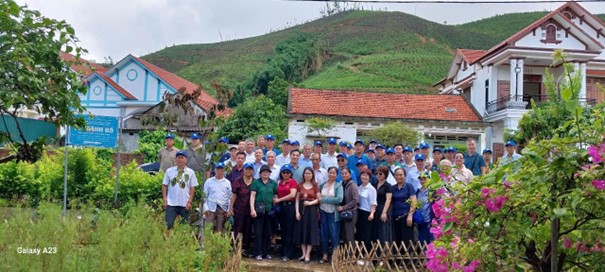 Đoàn đại biểu Người có uy tín trong đồng bào dân tộc thiểu số thành phố Hà Nội đi học tập kinh nghiệm công tác dân tộc, tôn giáo, cải cách hành chính trong lĩnh vực công tác dân tộc, tôn giáo tại một số tỉnh Đông Bắc năm 2025- Ảnh 4.