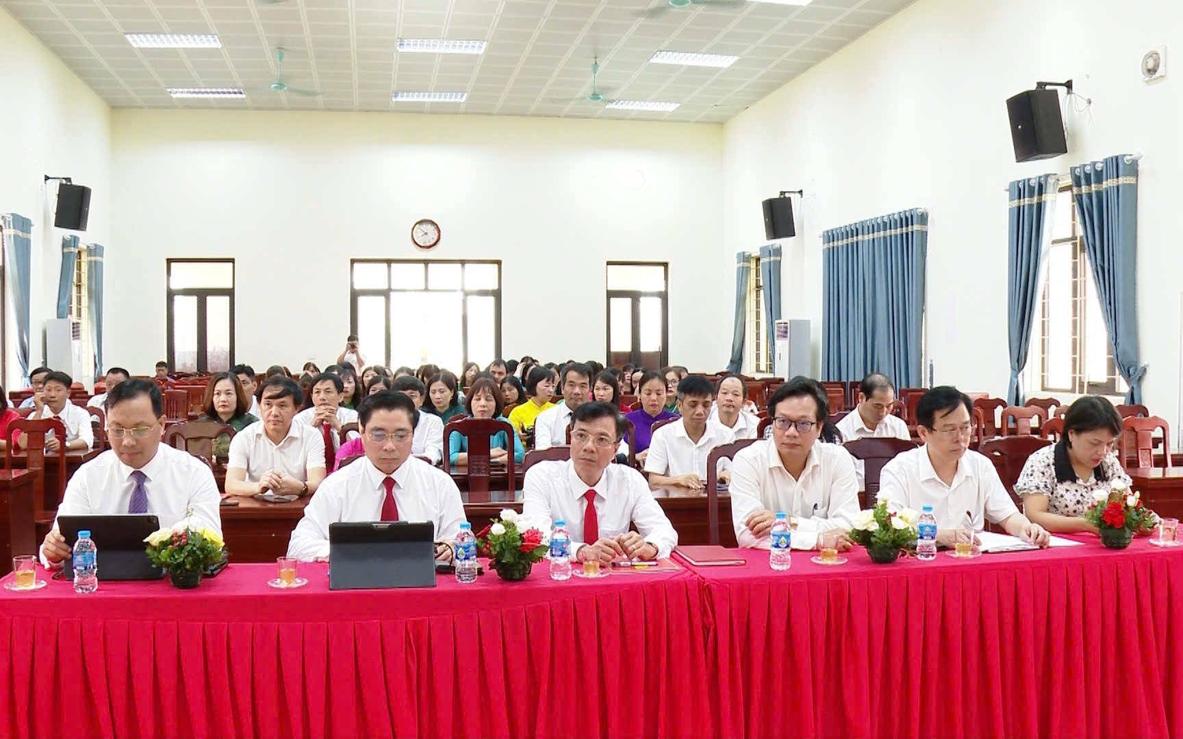 Các đại biểu dự gặp mặt tri ân cán bộ