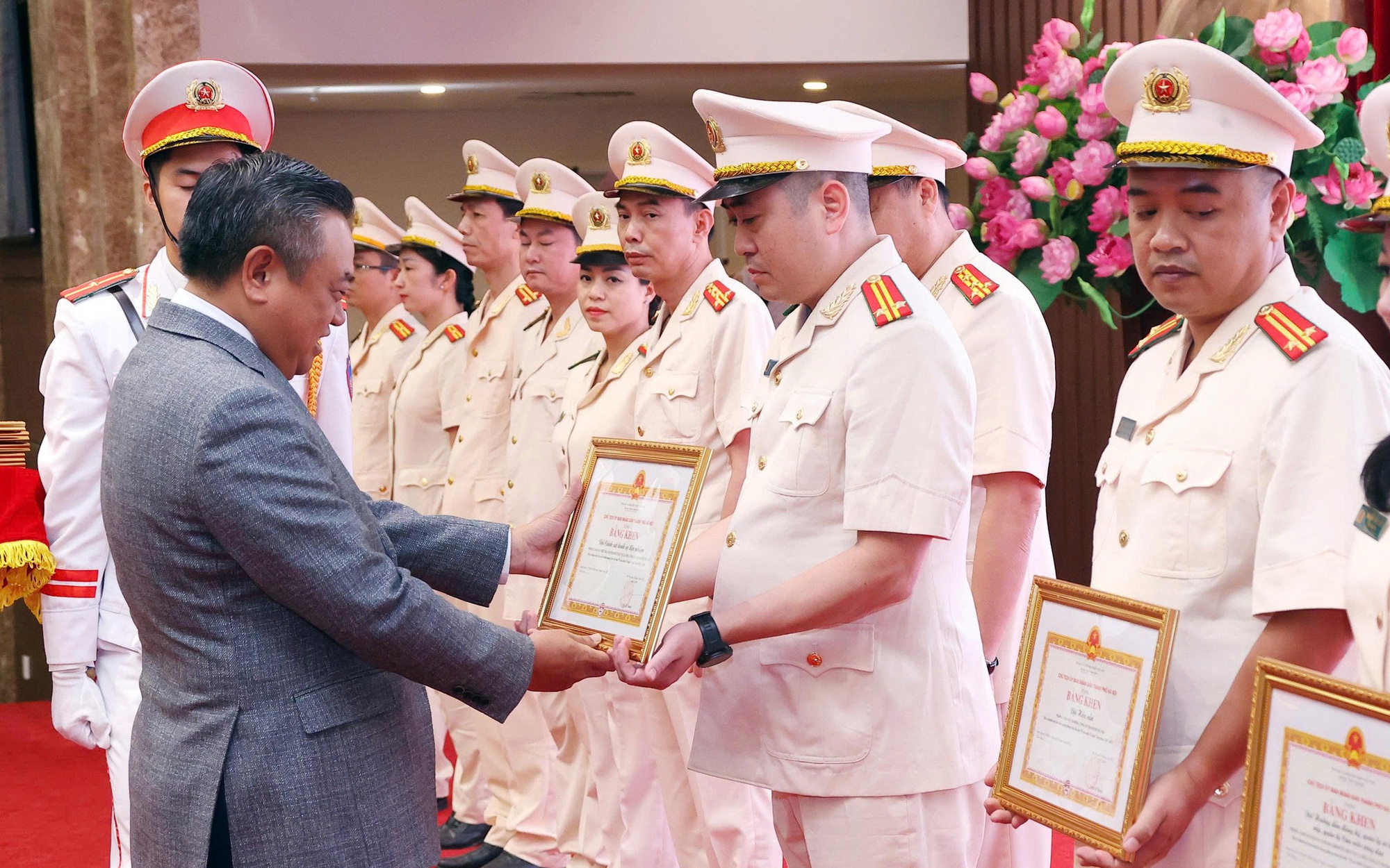 Chủ tịch UBND thành phố Hà Nội Trần Sỹ Thanh tặng Bằng khen của UBND Thành phố cho các tập thể có thành tích xuất sắc