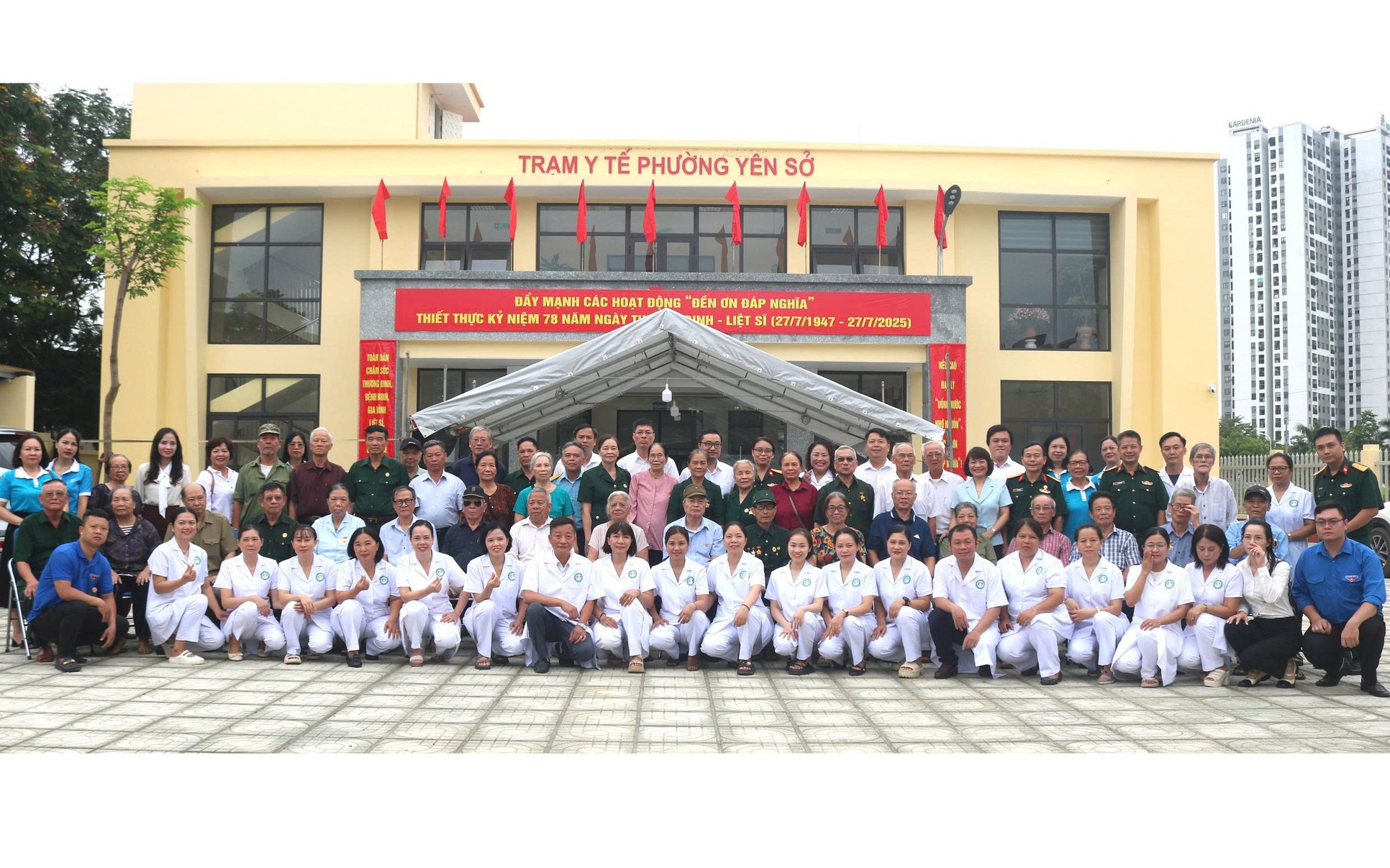Các đồng chí lãnh đạo phường Yên Sở chụp ảnh lưu niệm cùng các đại biểu tại Chương trình