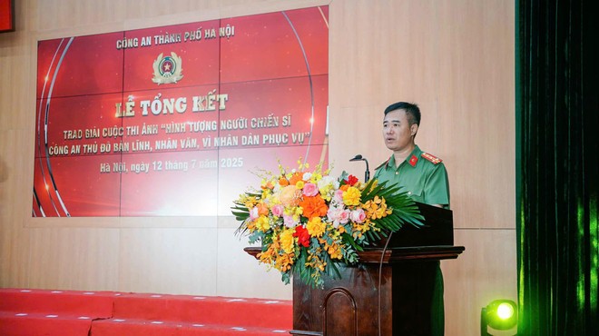 Trao giải cuộc thi ảnh "Hình tượng Người chiến sĩ Công an Thủ đô bản lĩnh, nhân văn, vì Nhân dân phục vụ”- Ảnh 1.