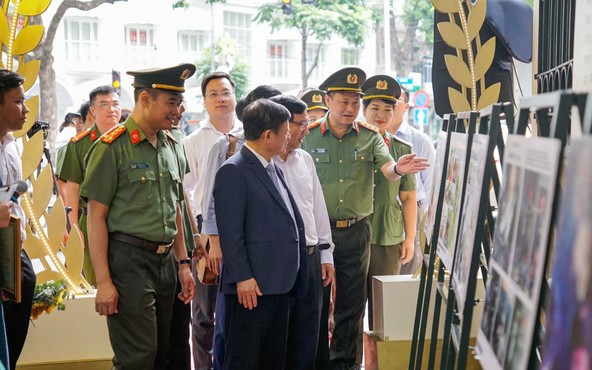 Các đại biểu tham quan Triển lãm ảnh lưu động. 