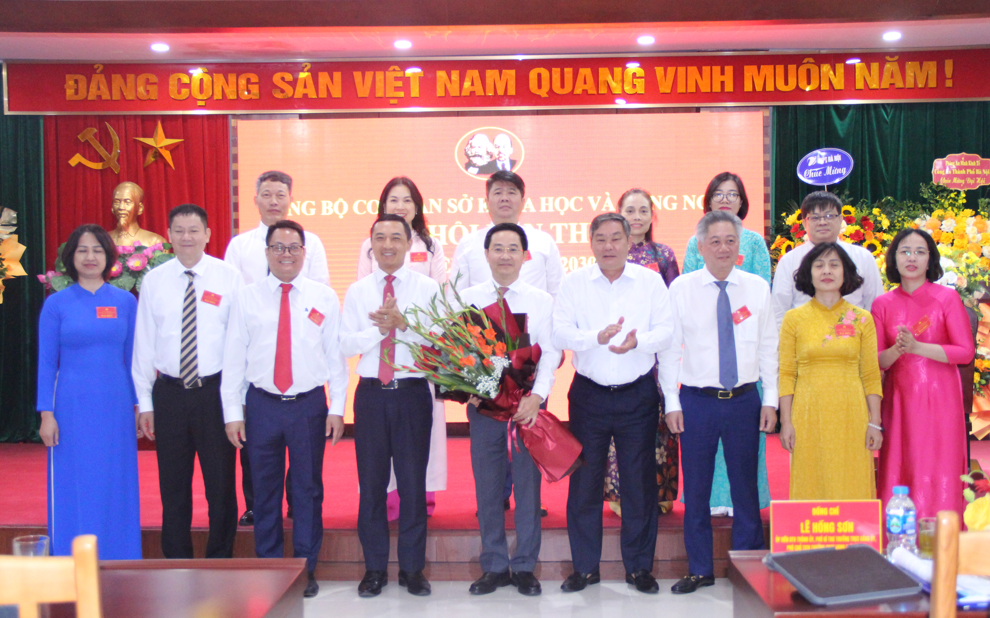 Lãnh đạo Thành phố tặng hoa chúc mừng Ban Chấp hành Đảng bộ cơ quan Sở Khoa học và Công nghệ thành phố Hà Nội, nhiệm kỳ 2025 - 2030