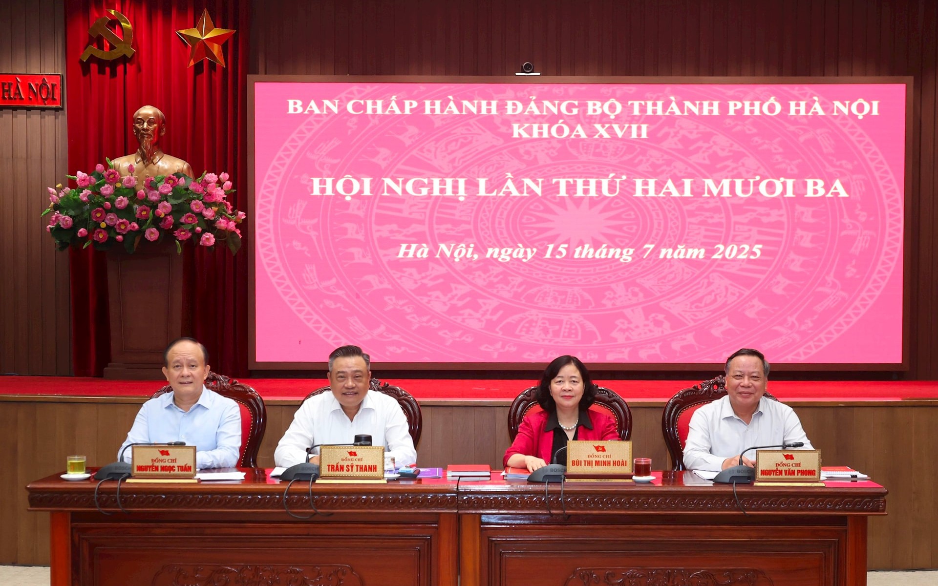 Các đồng chí Thường trực Thành ủy Hà Nội chủ trì Hội nghị