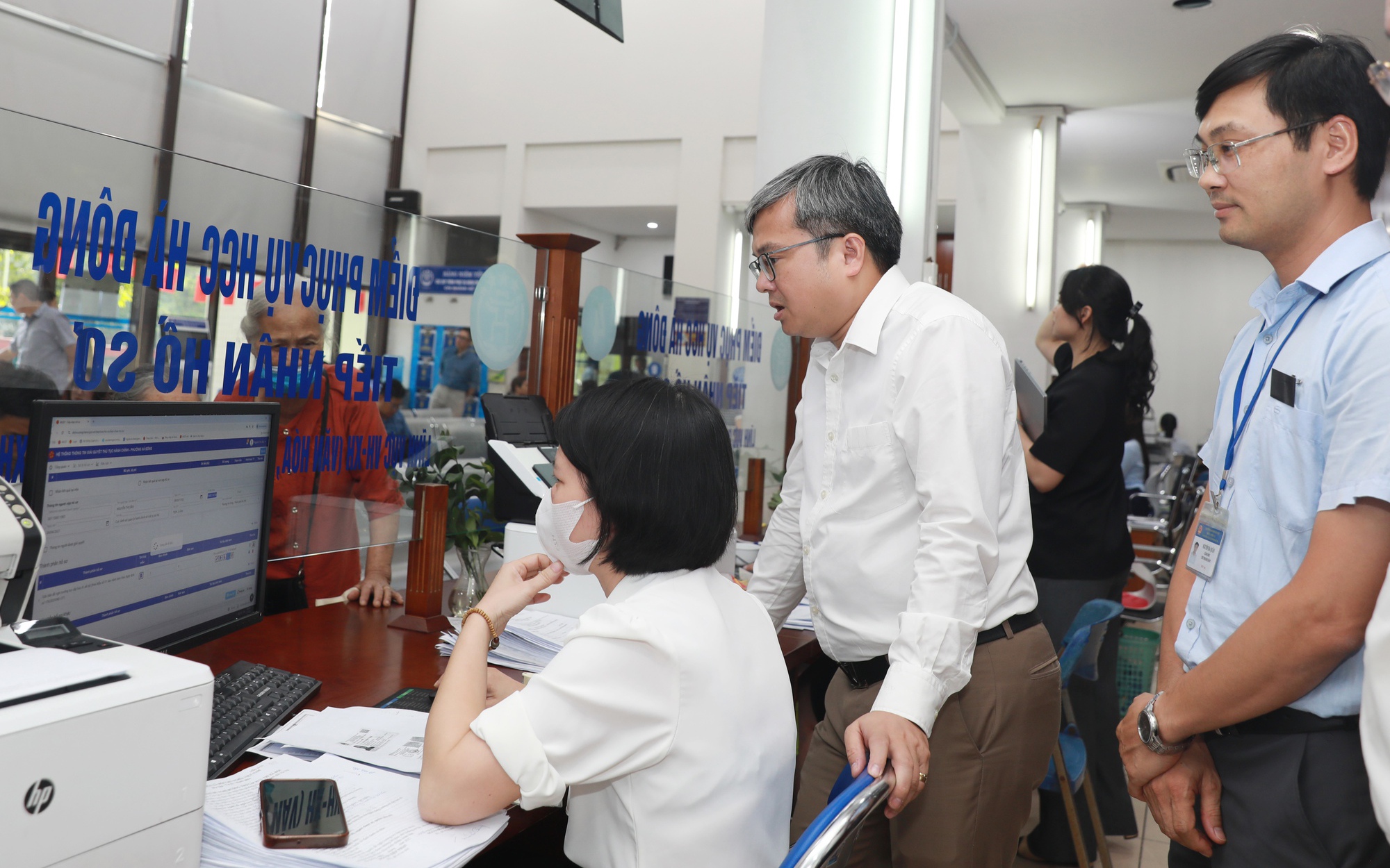 Phó Chủ tịch UBND Thành phố Trương Việt Dũng kiểm tra quy trình tiếp nhận, giải quyết TTHC tại Điểm phục vụ hành chính phường Hà Đông