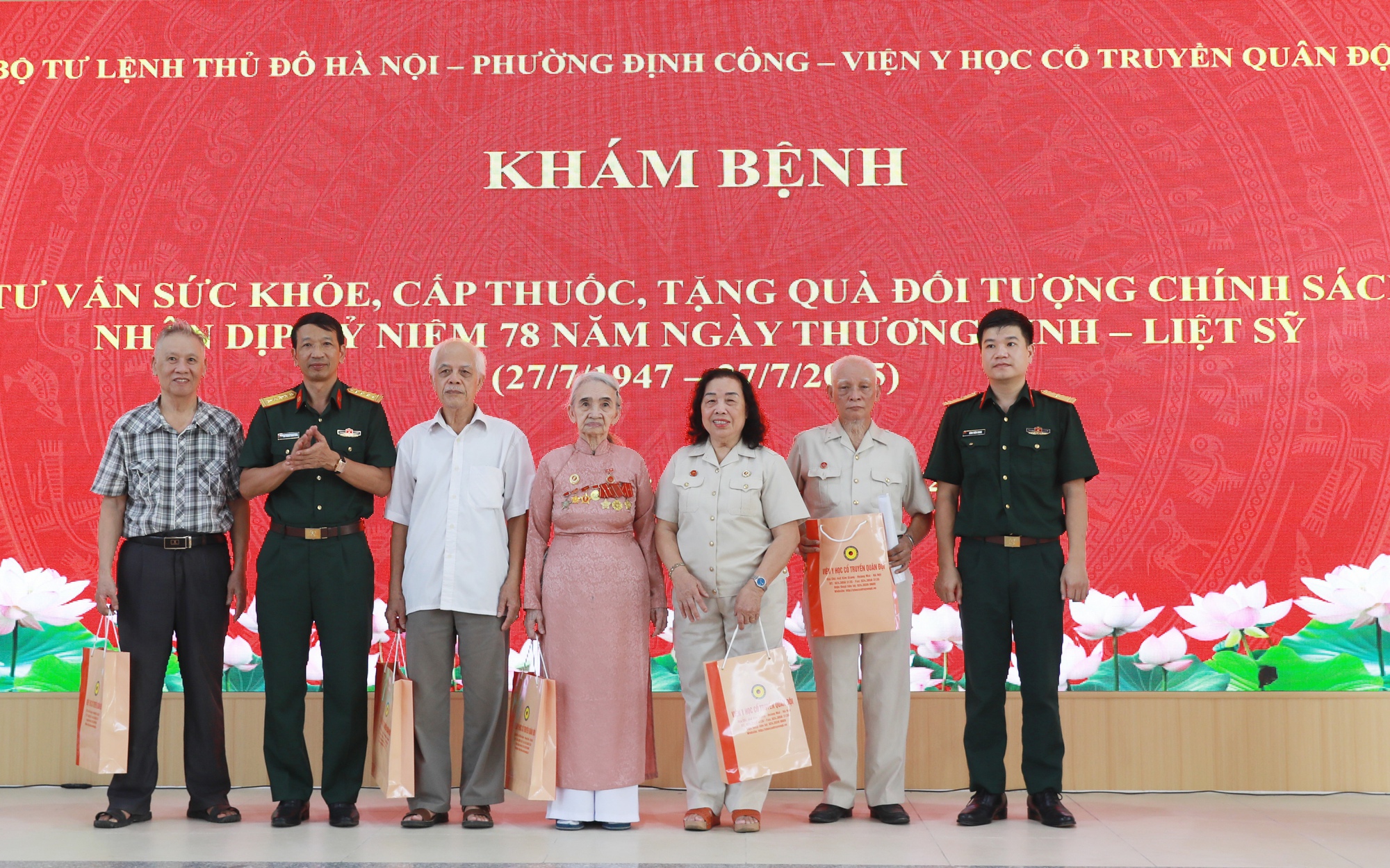 Đại diện Viện Y học cổ truyền Quân đội tặng quà các gia đình chính sách, người có công tiêu biểu trên địa bàn phường Định Công