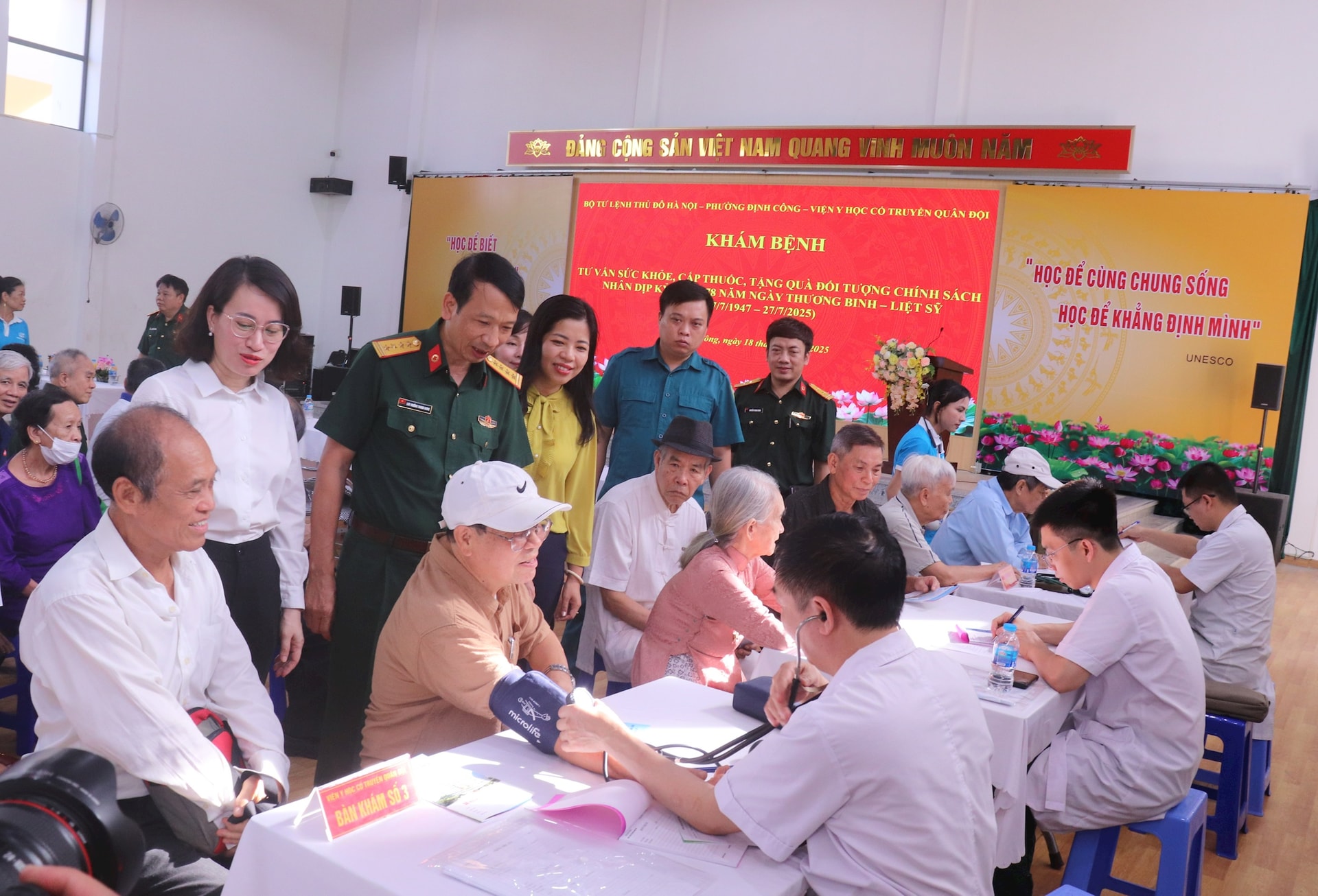 Phường Định Công khám bệnh, phát thuốc cho 327 đối tượng chính sách, người có công- Ảnh 1.