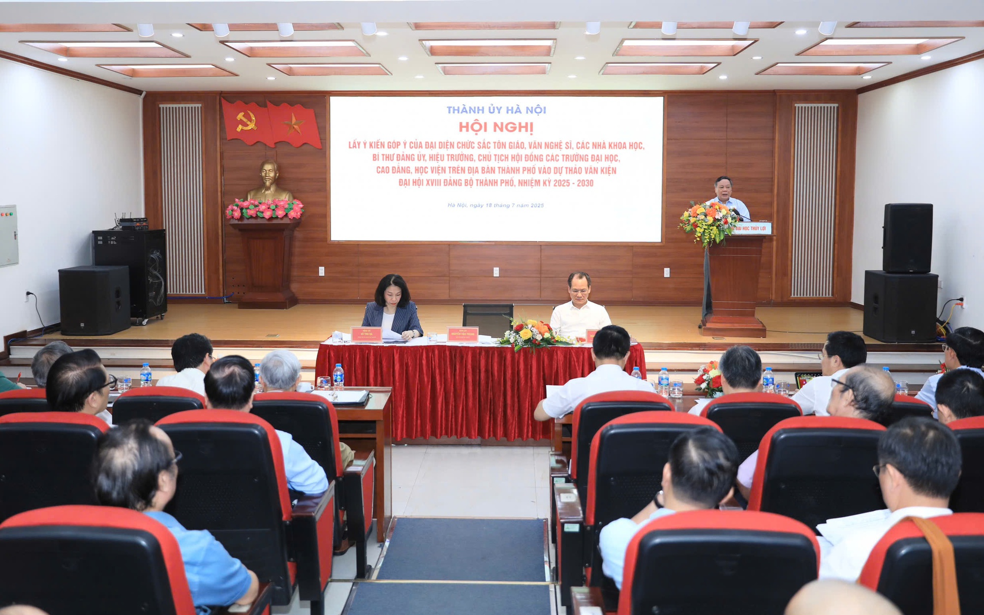 Các đại biểu dự Hội nghị lấy ý kiến góp ý vào Dự thảo văn kiện Đại hội XVIII Đảng bộ Thành phố