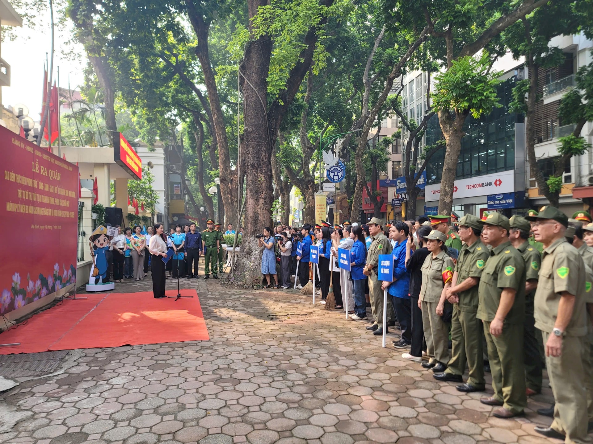 Phường Ba Đình ra quân thực hiện phong trào “Sáng - Xanh - Sạch - Đẹp”- Ảnh 1.