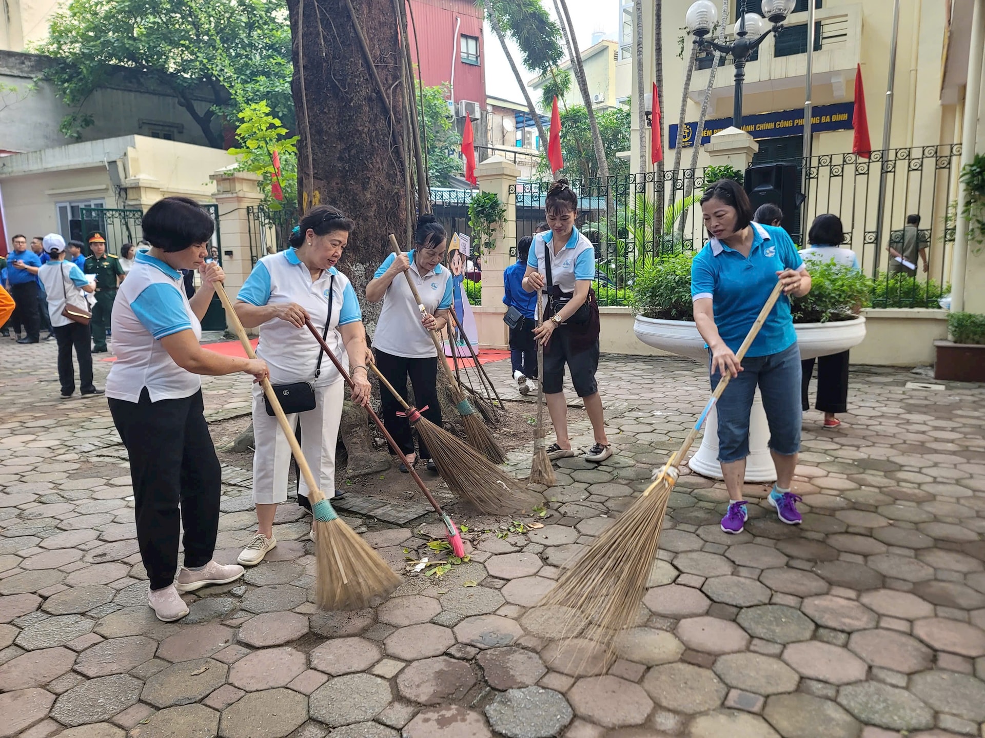 Phường Ba Đình ra quân thực hiện phong trào “Sáng - Xanh - Sạch - Đẹp”- Ảnh 4.
