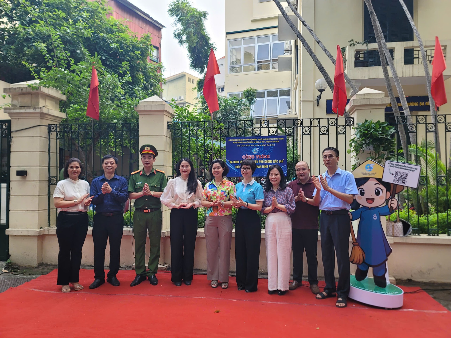 Phường Ba Đình ra quân thực hiện phong trào “Sáng - Xanh - Sạch - Đẹp”- Ảnh 2.