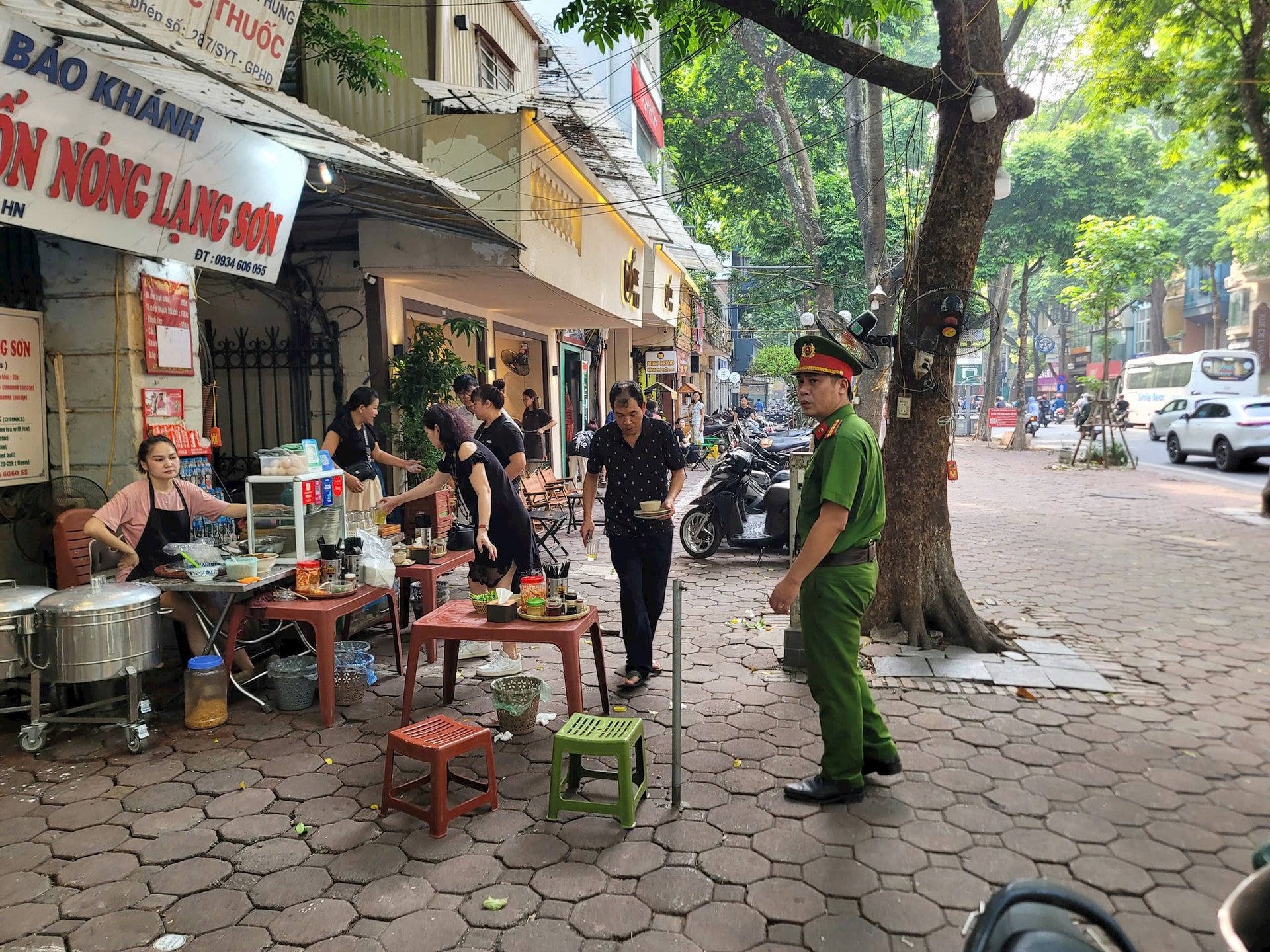 Phường Ba Đình ra quân thực hiện phong trào “Sáng - Xanh - Sạch - Đẹp”- Ảnh 3.