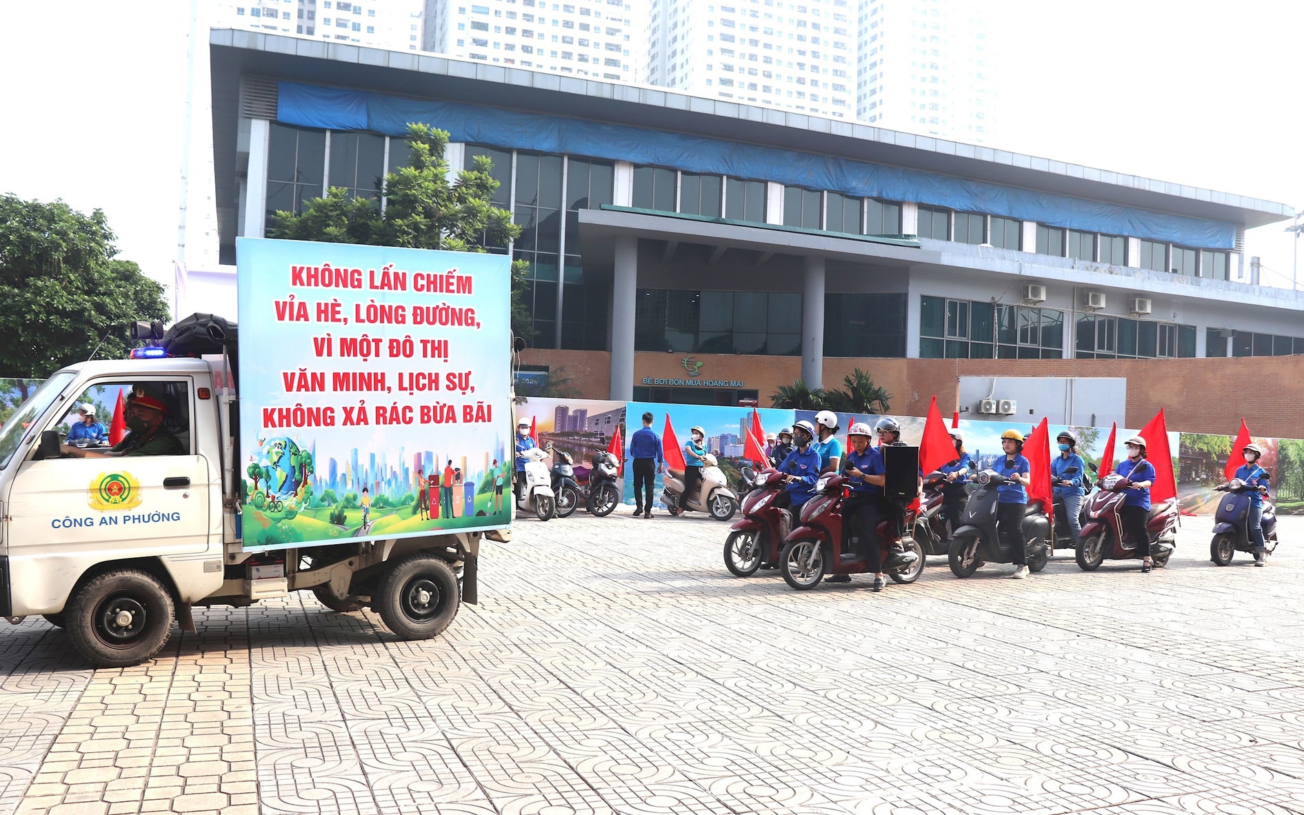 Đoàn xe cổ động phường Hoàng Liệt xuất phát tuyên truyền trên các tuyến phố chính