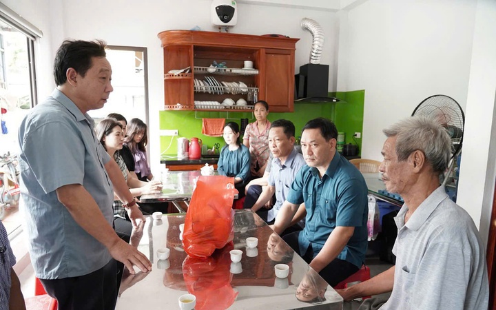 Chính quyền địa phương, các ban, ngành, đoàn thể xã đã đến động viên, chia buồn cùng gia đình ông Hoàng Tiến Mộc (xóm 5, thôn Văn Hội, xã Thường Tín, Hà Nội) có 4 người thân bị tử nạn do lật tàu.