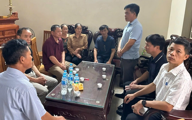 Lãnh đạo xã Hồng Vân thăm hỏi, chia sẻ cùng gia đình các nạn nhân xấu số trong vụ chìm tàu chiều 19/7 