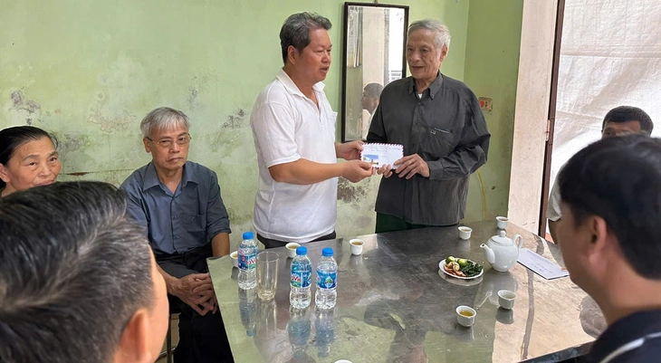 Xã Hồng Vân thăm hỏi gia đình nạn nhân vụ đắm tàu ở vịnh Hạ Long- Ảnh 1.