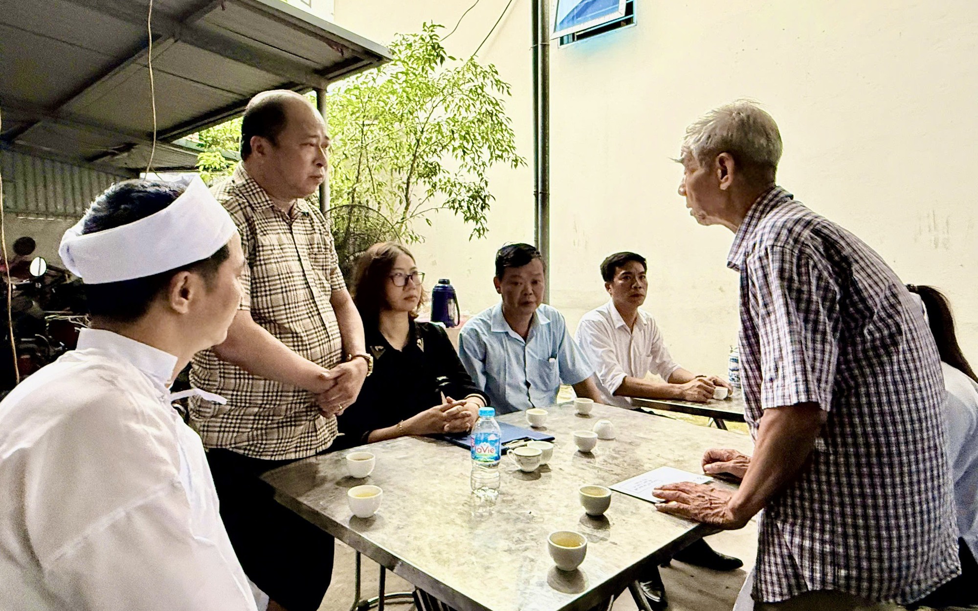 Lãnh đạo xã Đại Thanh thăm hỏi, động viên và trao hỗ trợ gia đình nạn nhân vụ lật tàu là công dân thôn Vĩnh Ninh
