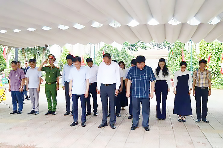 Phường Tây Hồ dâng hương tưởng niệm các Anh hùng liệt sĩ- Ảnh 1.