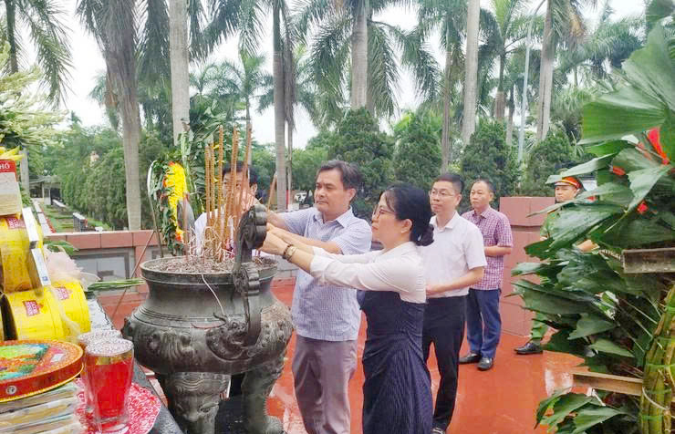 Phường Tây Hồ dâng hương tưởng niệm các Anh hùng liệt sĩ- Ảnh 2.