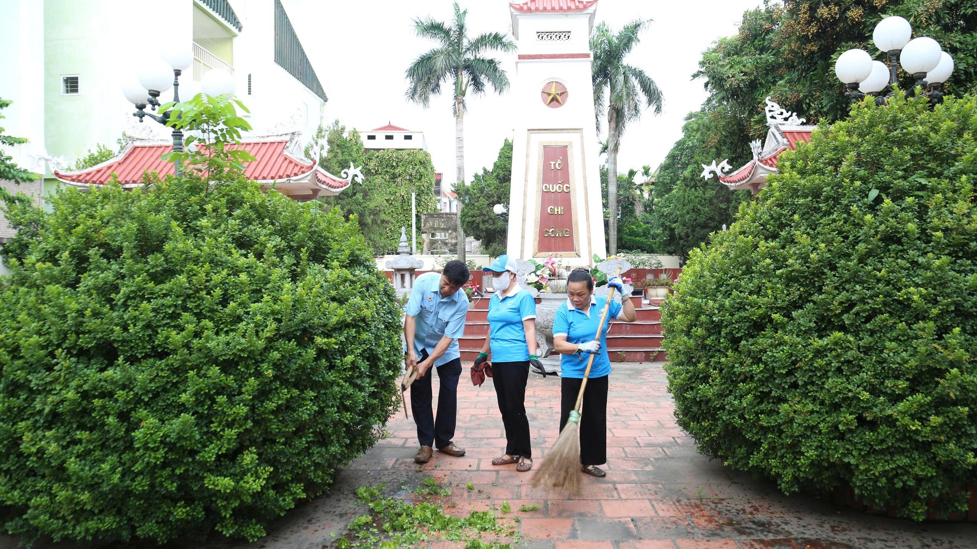 UBMTTQ và các đoàn thể phường Dương Nội ra quân tổng vệ sinh môi trường 