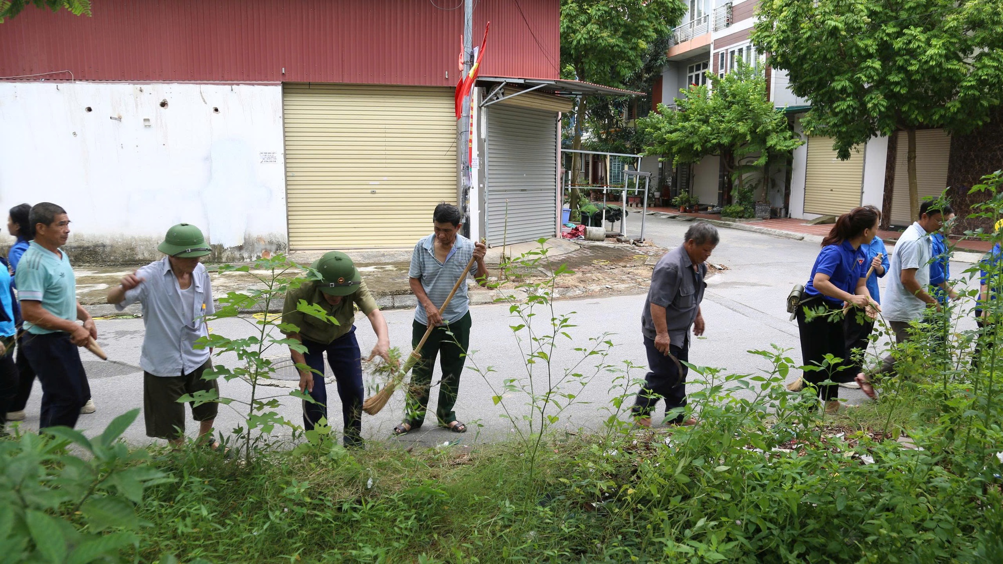 UBMTTQ và các đoàn thể phường Dương Nội ra quân tổng vệ sinh môi trường 