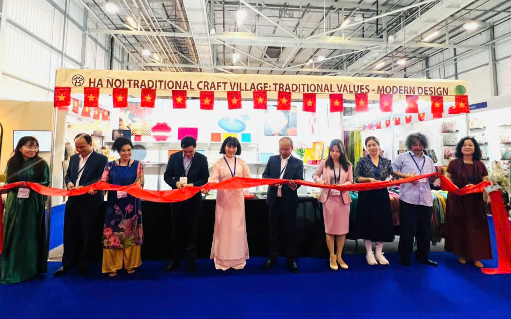 Các đại biểu cắt băng khai trương Khu gian hàng “Hanoi - Vietnam” tại Hội chợ