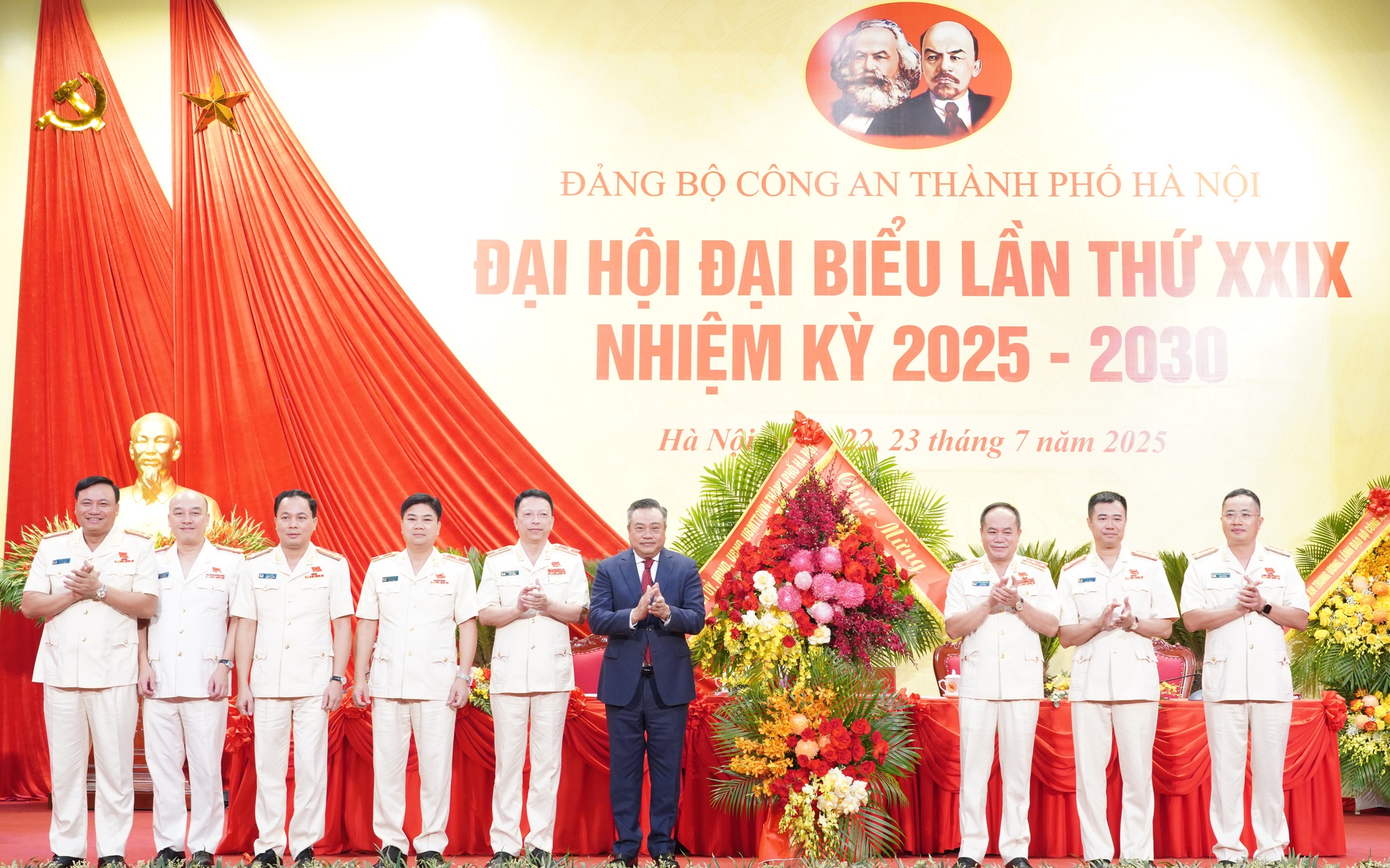 Chủ tịch UBND Thành phố Trần Sỹ Thanh tặng hoa chúc mừng Đại hội