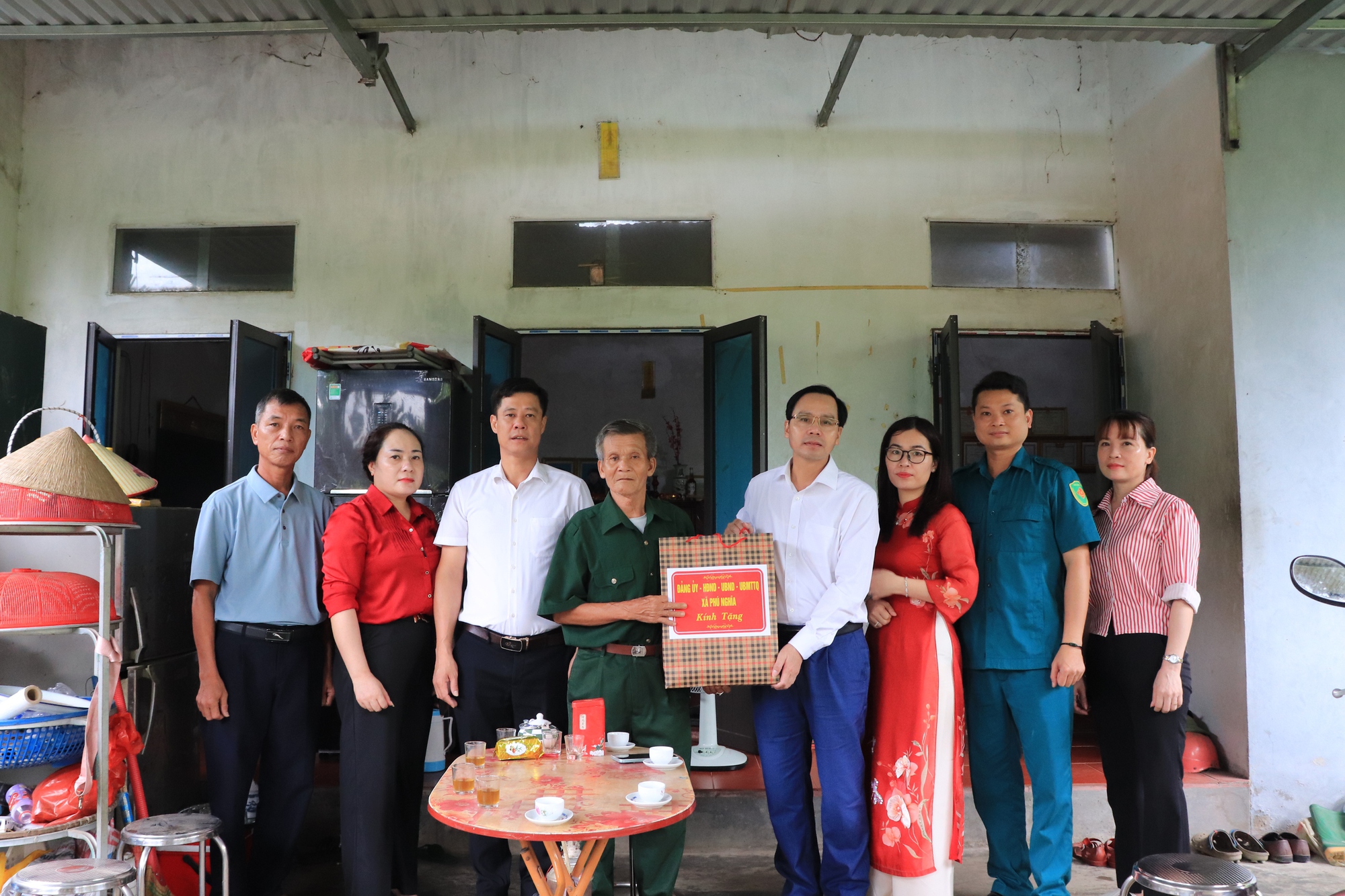 Xã Phú Nghĩa thăm tặng quà tri ân các gia đình chính sách- Ảnh 2.