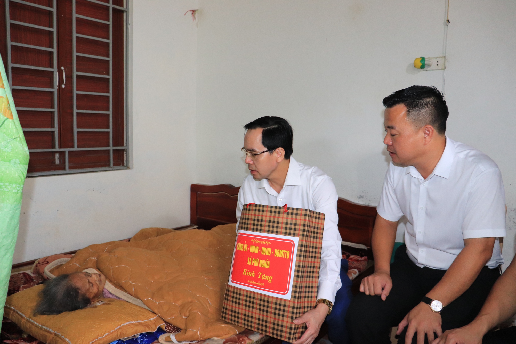 Xã Phú Nghĩa thăm tặng quà tri ân các gia đình chính sách- Ảnh 3.