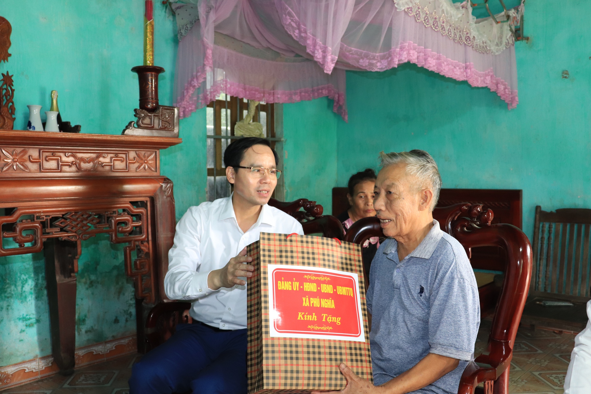 Xã Phú Nghĩa thăm tặng quà tri ân các gia đình chính sách- Ảnh 6.