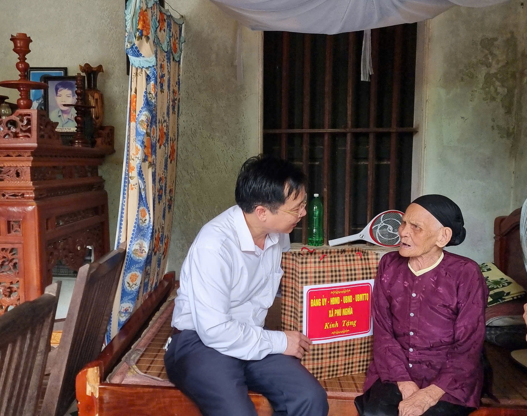 Xã Phú Nghĩa thăm tặng quà tri ân các gia đình chính sách- Ảnh 8.