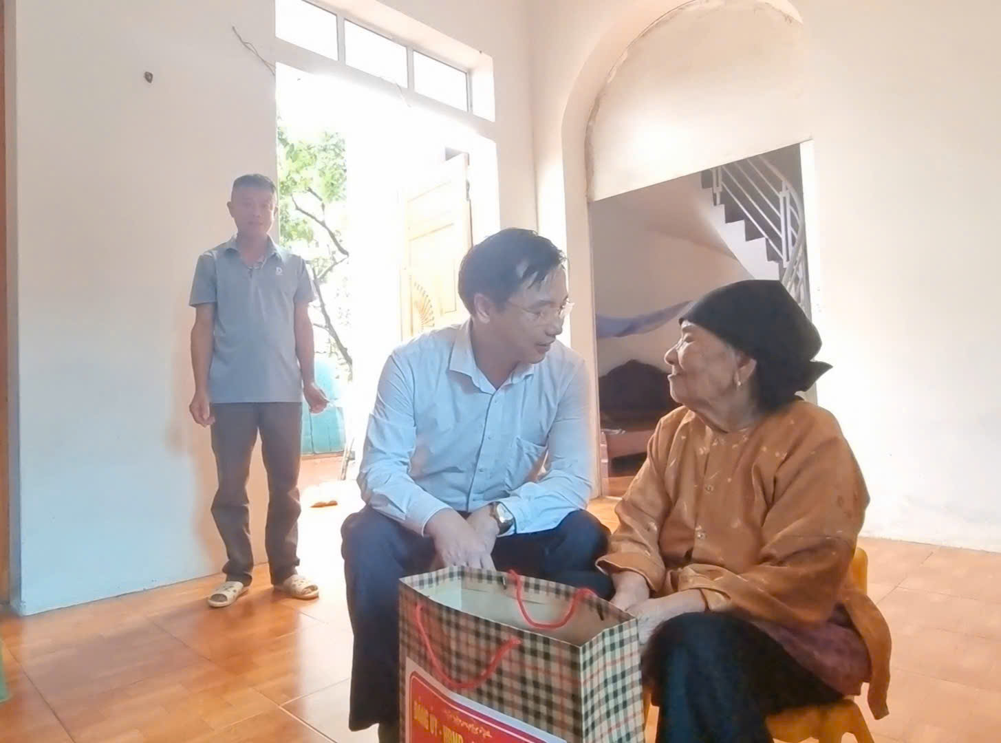 Xã Phú Nghĩa thăm tặng quà tri ân các gia đình chính sách- Ảnh 9.