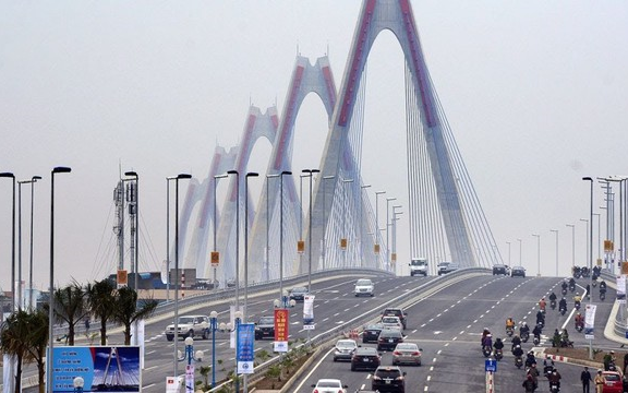 Sở Xây dựng Hà Nội điều chỉnh tổ chức giao thông trên cầu Nhật Tân và đường dẫn lên cầu nhằm phục vụ thi công các hạng mục giá long môn và hàng rào phân làn phương tiện.