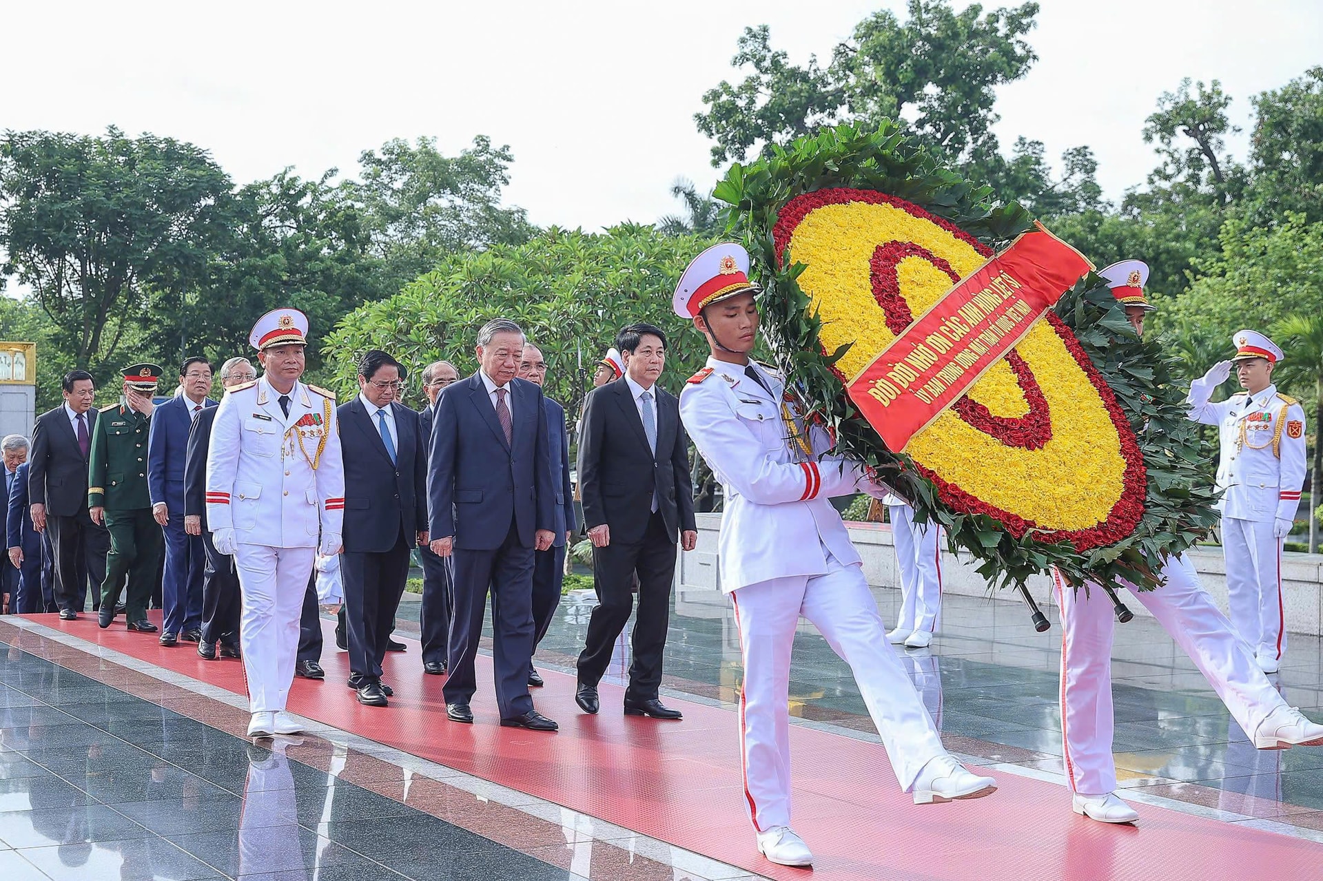 Lãnh đạo Đảng, Nhà nước và thành phố Hà Nội tưởng niệm các Anh hùng liệt sĩ và Chủ tịch Hồ Chí Minh- Ảnh 1.