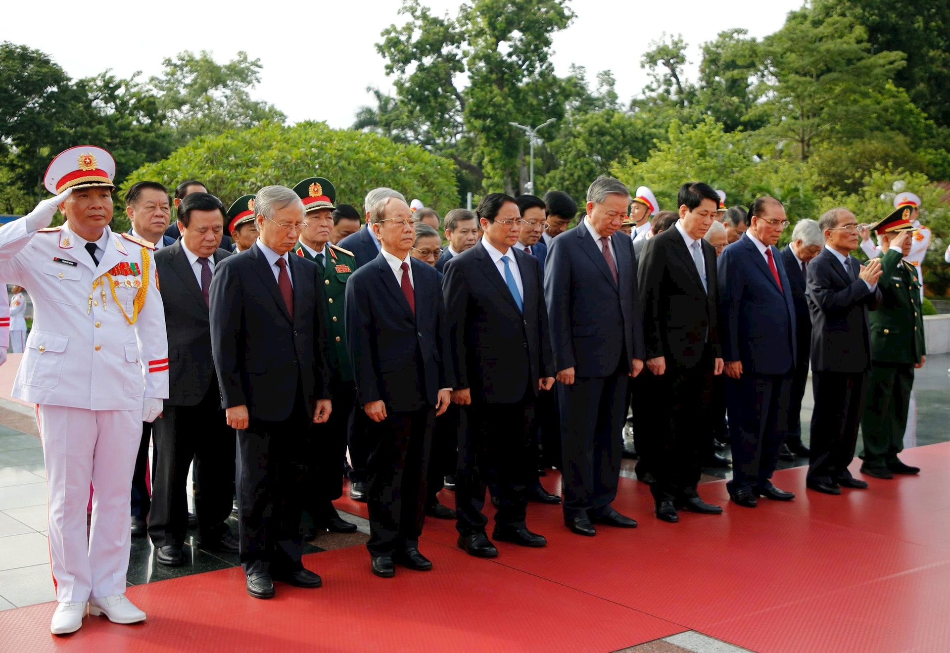 Lãnh đạo Đảng, Nhà nước và thành phố Hà Nội tưởng niệm các Anh hùng liệt sĩ và Chủ tịch Hồ Chí Minh- Ảnh 2.