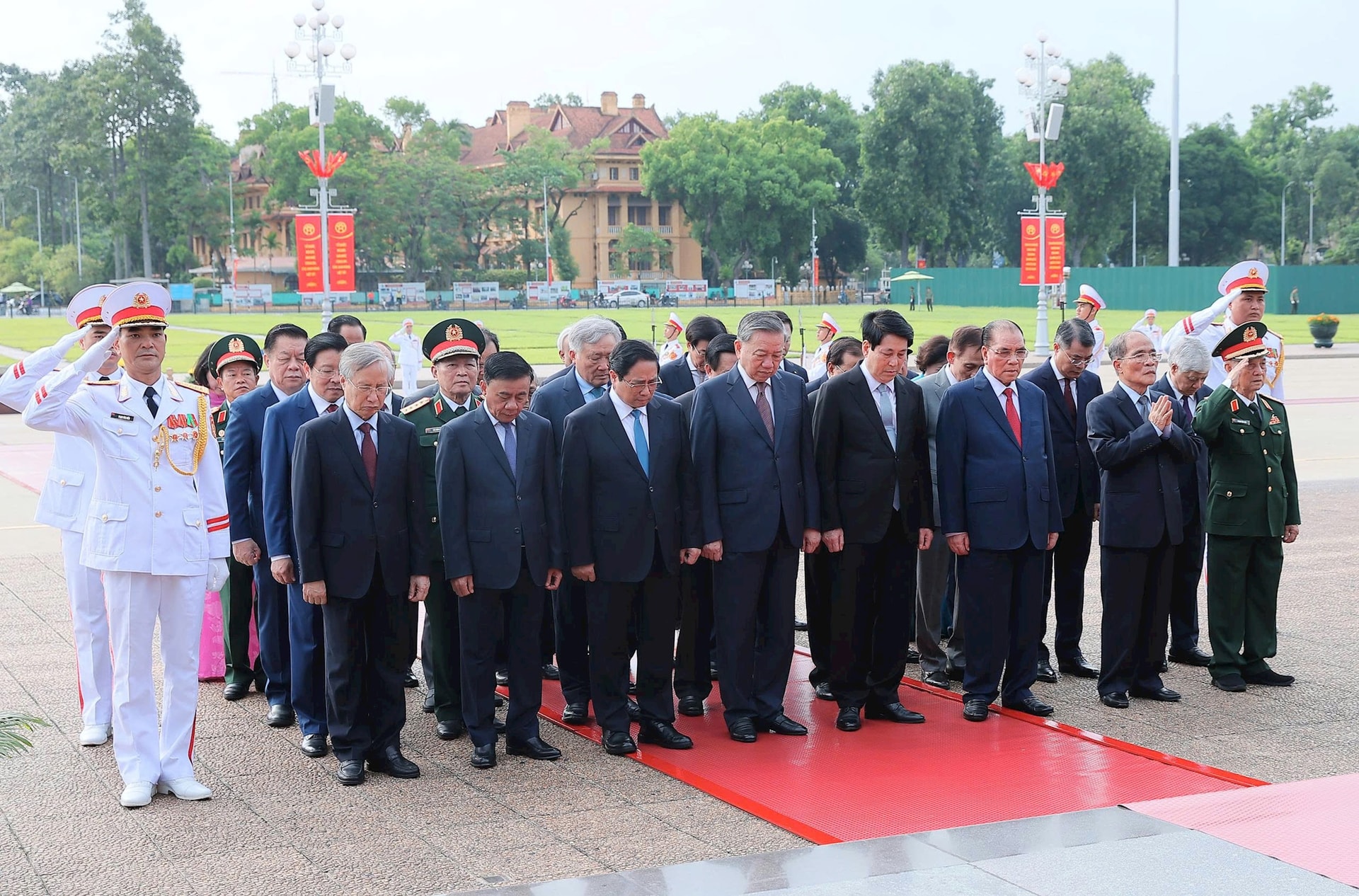 Lãnh đạo Đảng, Nhà nước và thành phố Hà Nội tưởng niệm các Anh hùng liệt sĩ và Chủ tịch Hồ Chí Minh- Ảnh 3.