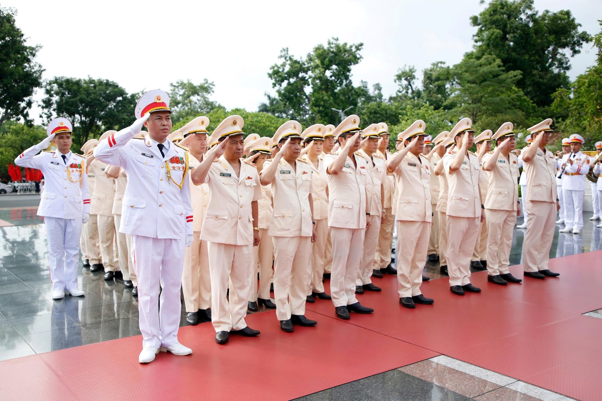 Lãnh đạo Đảng, Nhà nước và thành phố Hà Nội tưởng niệm các Anh hùng liệt sĩ và Chủ tịch Hồ Chí Minh- Ảnh 5.