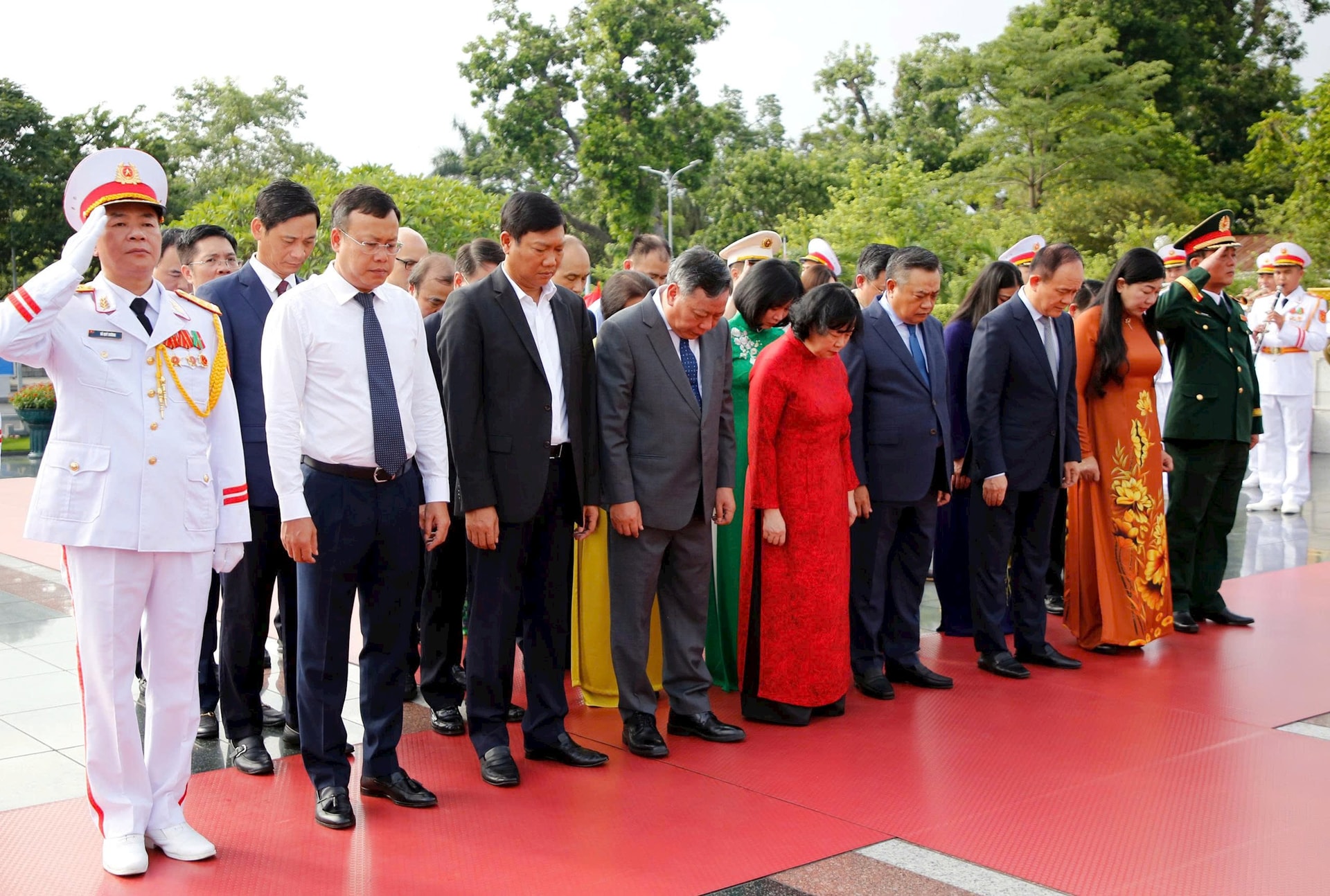 Lãnh đạo Đảng, Nhà nước và thành phố Hà Nội tưởng niệm các Anh hùng liệt sĩ và Chủ tịch Hồ Chí Minh- Ảnh 7.